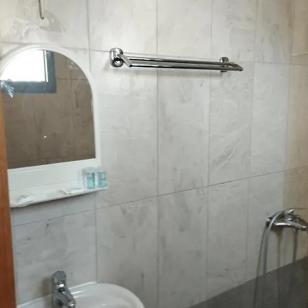 στη στοά βαρβουτσή στούντιο νούμερο 4