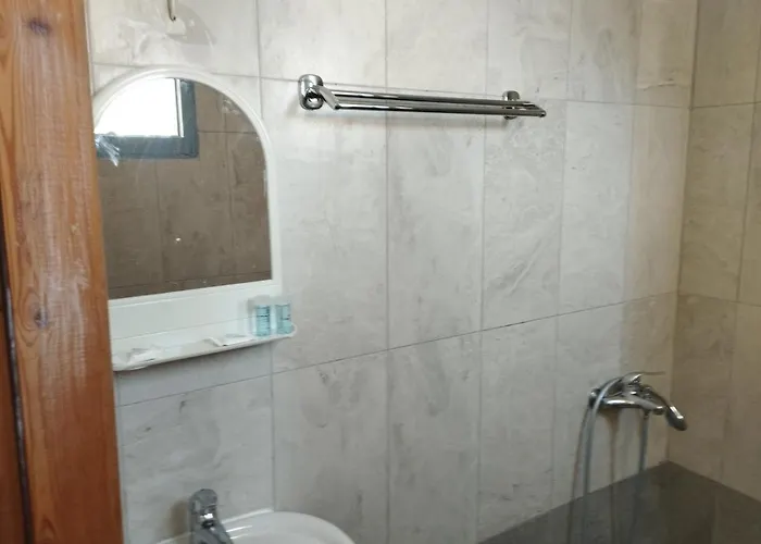 στη στοά βαρβουτσή στούντιο νούμερο 4